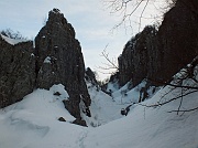 64 Ecco il lungo valloncino tra rocce